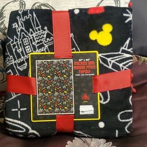 NWT Mickey and Minnie Mouse 40x60 Print Throw